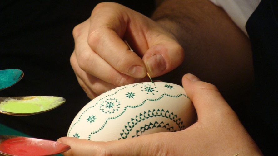 Painting eggs