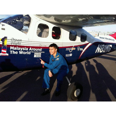Youngest pilot to fly solo round the world makes his UK stop at London ...