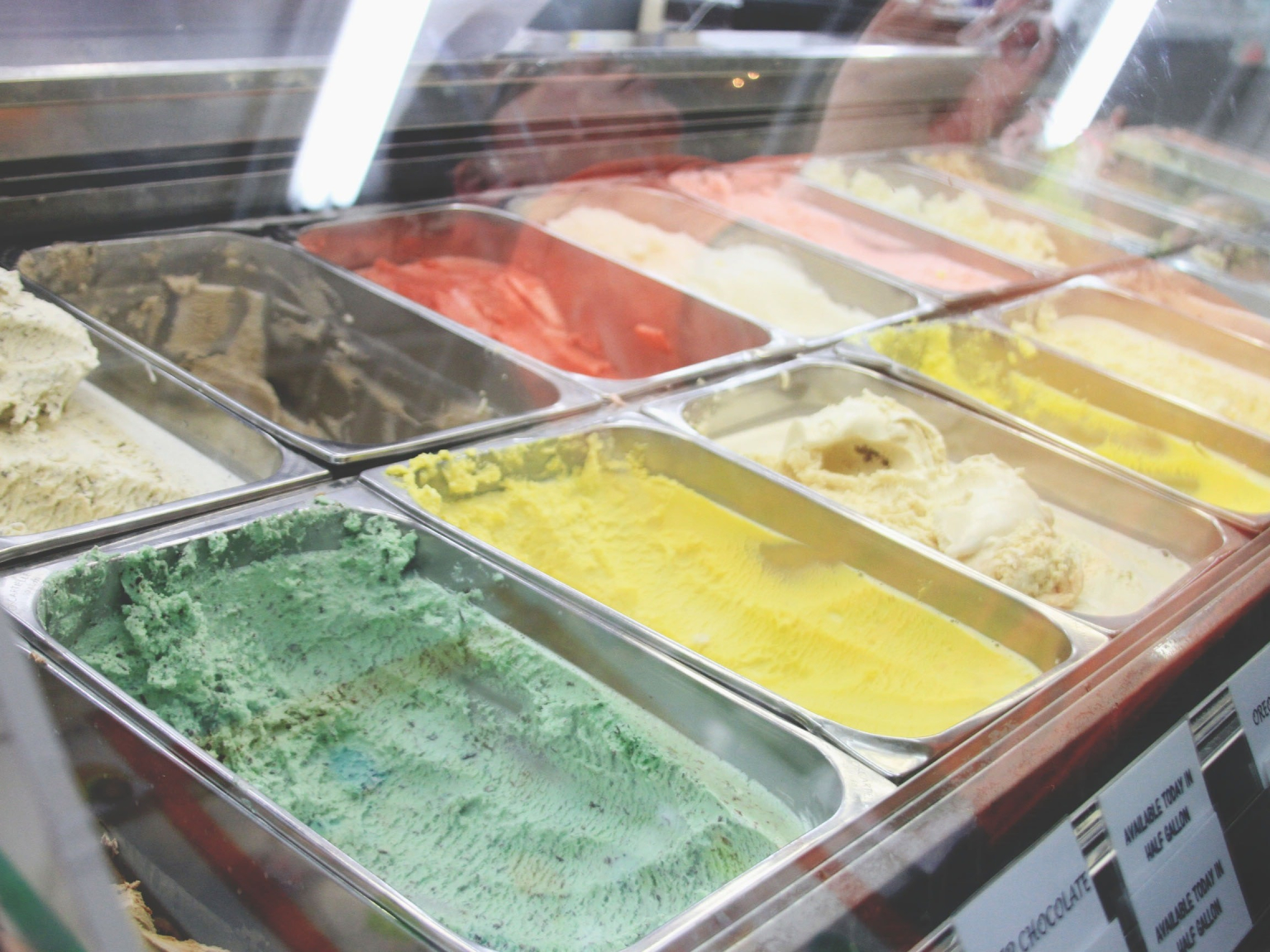 В какой стране сделали мороженое. Мягкое мороженое в лотках. Гора мороженого. Итальянское мороженое из льда. Доска для заморозки мороженого.