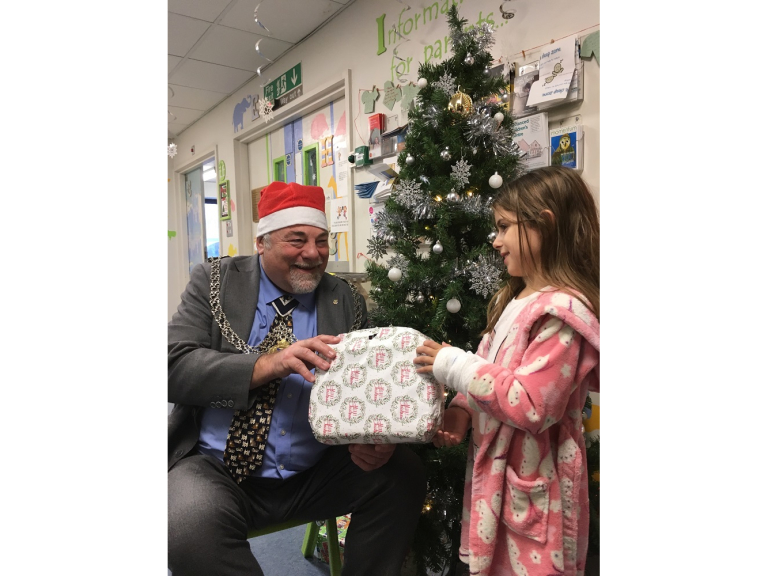 Kingston Mayor delivers Christmas gifts to children in hospital