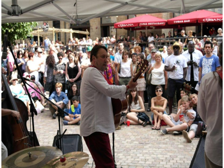 Live music at Leopold Square: Dizzy Club and Chris Jolly Group