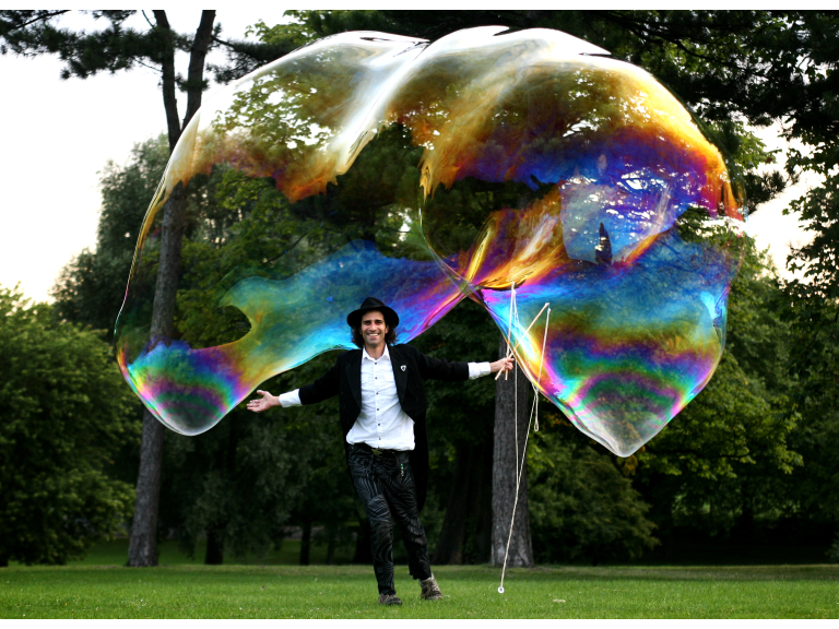 Burton farm bursting with fun as ‘Willy Wonka of bubbles’ brings bubble bonanza to the Midlands