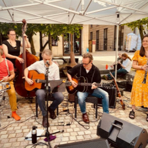 Live music at Leopold Square: Jazz Hot Six and Acoustic Angels
