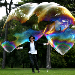 Burton farm bursting with fun as ‘Willy Wonka of bubbles’ brings bubble bonanza to the Midlands