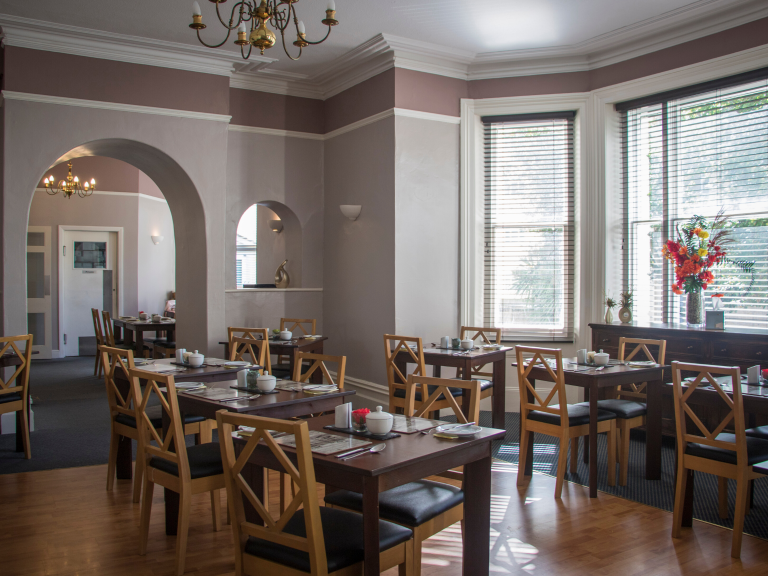 The Sheldon B&B FREE onsite parking near Eastbourne seafront