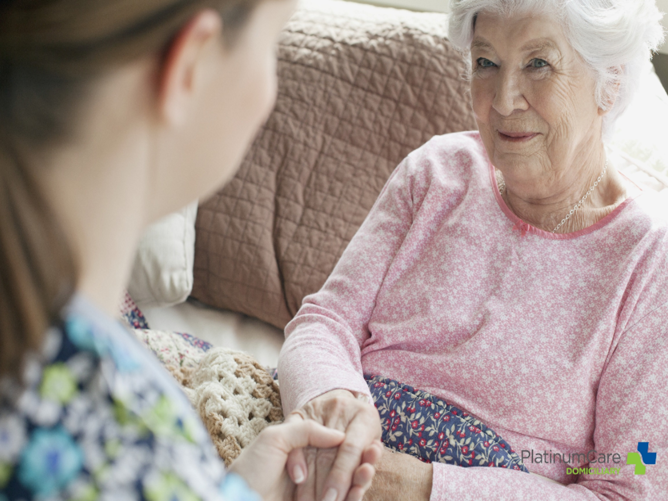 Видеть маму больной. Дом престарелых в России. Elderly Care. Девушка читает больной матери. Старенькую больную маму нежно чпокают дети.